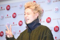 ピースする菅田将暉。