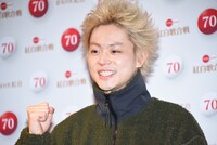 ガッツポーズをする菅田将暉。