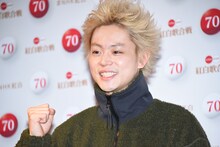 ガッツポーズをする菅田将暉。