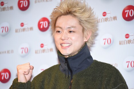 ガッツポーズをする菅田将暉。