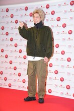 カメラを指差す菅田将暉。