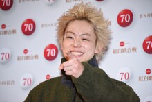 カメラを指差す菅田将暉。