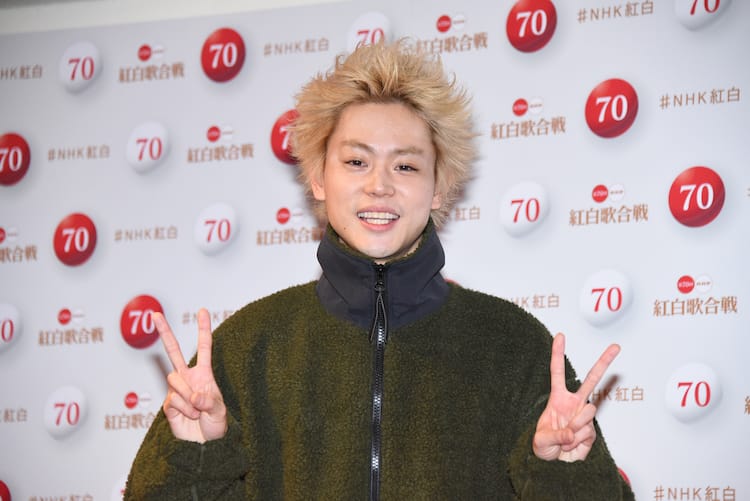 菅田将暉「すごいところに来た」“紅白仕様”の白髪で臨む初舞台、米津玄 