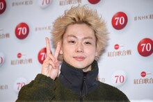 ピースする菅田将暉。