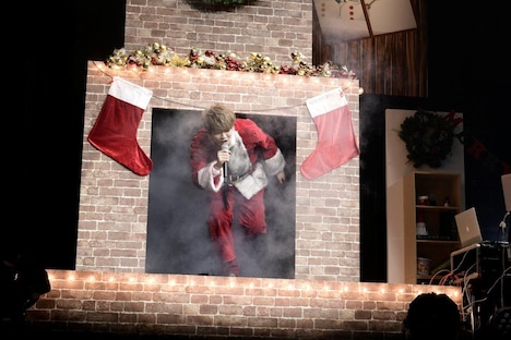 暖炉から登場したサンタ姿のめいちゃん。（撮影：小松陽祐［ODD JOB］）