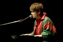 ピアノの弾き語りに挑戦するめいちゃん。（撮影：小松陽祐［ODD JOB］）