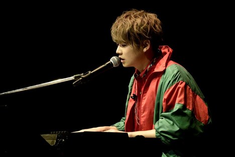 ピアノの弾き語りに挑戦するめいちゃん。（撮影：小松陽祐［ODD JOB］）