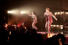 左から真行寺貴秋（Vo / BRADIO）、めいちゃん。（撮影：小松陽祐［ODD JOB］）