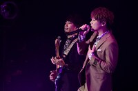 左から酒井亮輔（B / BRADIO）、めいちゃん。（撮影：小松陽祐［ODD JOB］）