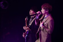 左から酒井亮輔（B / BRADIO）、めいちゃん。（撮影：小松陽祐［ODD JOB］）