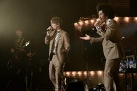 左からめいちゃん、真行寺貴秋（Vo / BRADIO）。（撮影：小松陽祐［ODD JOB］）