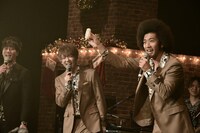 めいちゃんからプレゼントのマトリョーシカを受け取った真行寺貴秋（Vo / BRADIO）。（撮影：小松陽祐［ODD JOB］）