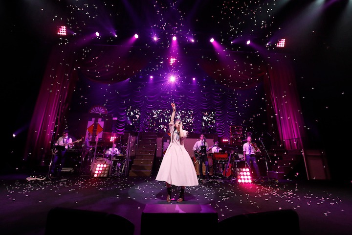 「堀江由衣LIVE TOUR 2019 文学少女倶楽部」大阪・オリックス劇場公演の様子。（撮影：草刈雅之）