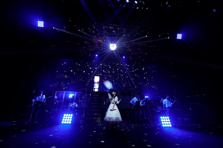 「堀江由衣LIVE TOUR 2019 文学少女倶楽部」大阪・オリックス劇場公演の様子。（撮影：草刈雅之）