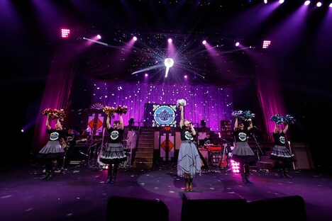 「堀江由衣LIVE TOUR 2019 文学少女倶楽部」大阪・オリックス劇場公演の様子。（撮影：草刈雅之）