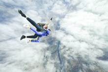 空を舞うKaoru Nakazawa（The fin.）。