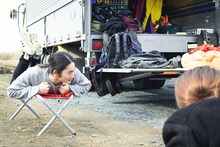 スカイダイビングに備えるKaoru Nakazawa（The fin.）。