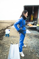 ハーネスを装着したKaoru Nakazawa（The fin.）。