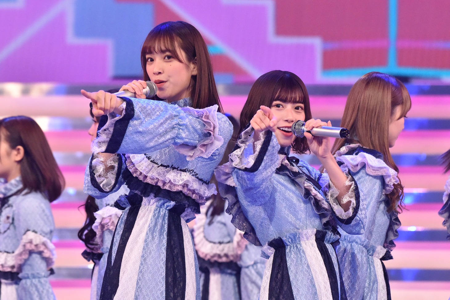 左から佐々木久美、東村芽依。
