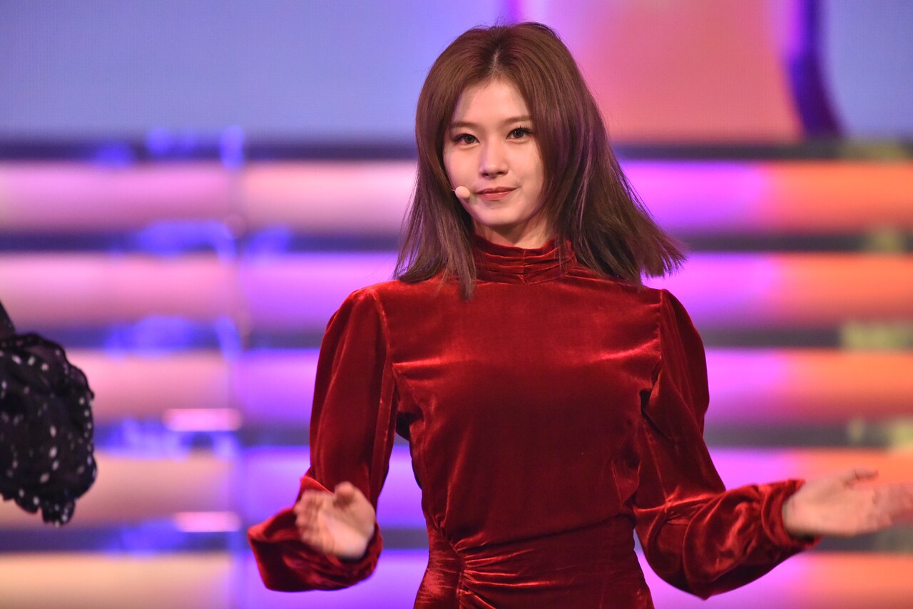 サナ（TWICE） - 紅白リハでTWICEがキュートにメドレー披露、LiSAは