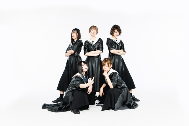 人気画像1位は「豆柴の大群、メンバー全員改名！カエデ迎えた5人体制初アー写公開」より、豆柴の大群。左上から時計回りにアイカ・ザ・スパイ、ハナエモンスター、カエデフェニックス、ナオ・オブ・ナオ、ミユキエンジェル。