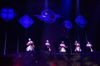 「シングルTONEでお願い」を歌う私立恵比寿中学。