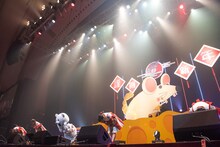 「私立恵比寿中学 カウントダウン学芸会『ねずみ年の幕開けはエビチュー』」の様子。