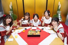 ライブ終了直後におせちをつまむ私立恵比寿中学。