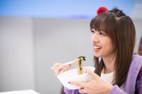 年越しそばを食べる真山りか。