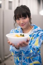 年越しそばを食べる中山莉子。