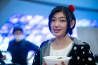 年越しそばを食べる小林歌穂。