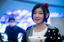 年越しそばを食べる小林歌穂。