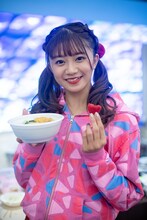 年越しそばとイチゴを食べる星名美怜。