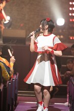 通路を駆ける小林歌穂。