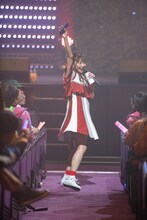 通路を駆ける星名美怜。