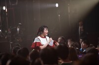 通路を駆ける中山莉子。