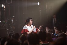 通路を駆ける中山莉子。