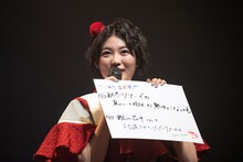 2019年の重大ニュースを発表する柏木ひなた。