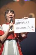 2019年の重大ニュースを発表する中山莉子。