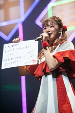 2019年の重大ニュースを発表する星名美怜。