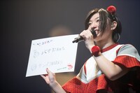 2019年の重大ニュースを発表する小林歌穂。