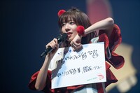 2019年の重大ニュースを発表する真山りか。