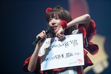 2019年の重大ニュースを発表する真山りか。