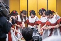 鏡開きで新年を祝う私立恵比寿中学。