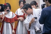 樽酒を覗き込む校長。