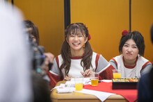 おせちを食べながらトークする私立恵比寿中学。