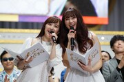 白組の百田夏菜子と佐々木彩夏。