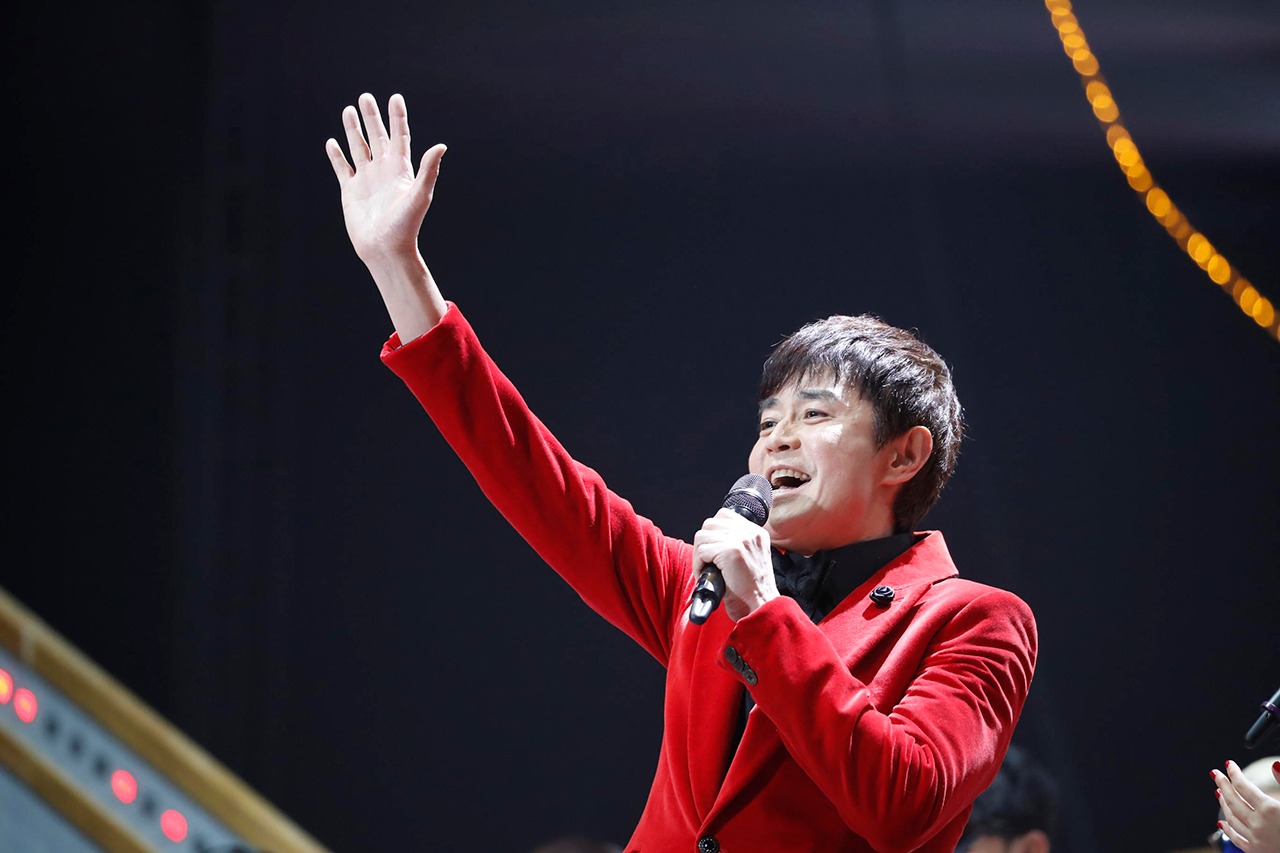 紅組応援団長の野々村真。