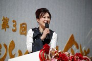 白組応援団長の森尾由美。