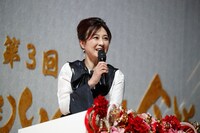白組応援団長の森尾由美。